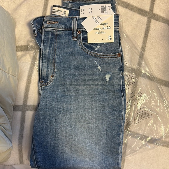 Abercrombie “The Super Skinny Ankle” jeans NWT. - Picture 3 of 5
